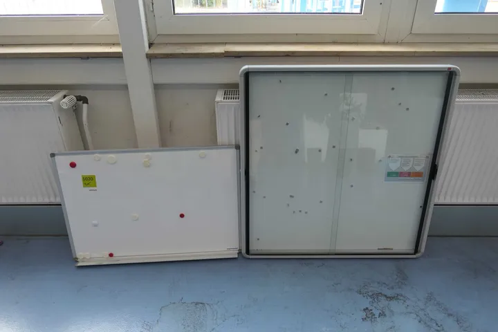 Whiteboard und Schaukasten